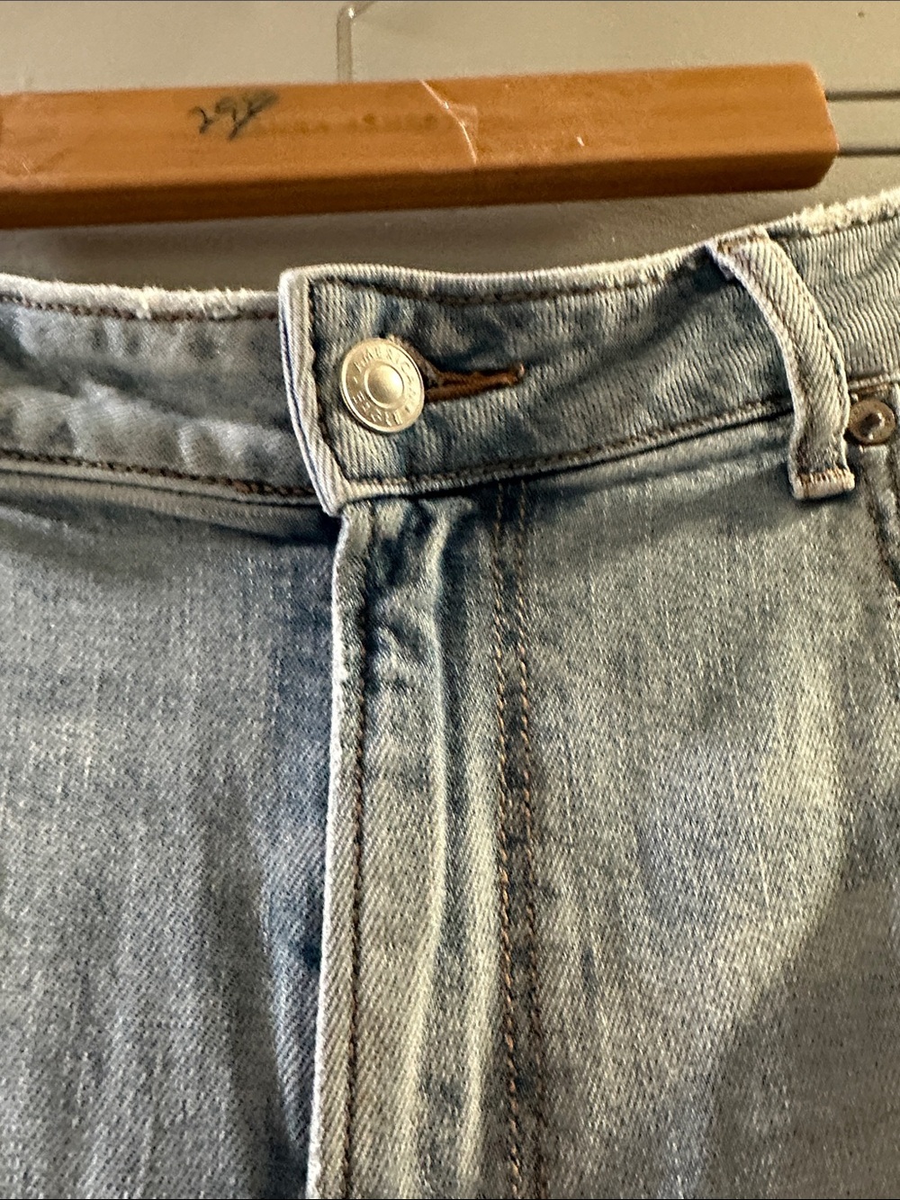 American Eagle Outfitters Light Blue Wide-Leg Jeans with Raw Hem - Picture 6 of 9